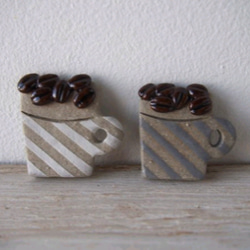 ブローチ　コーヒー豆と縞々マグ 1枚目の画像