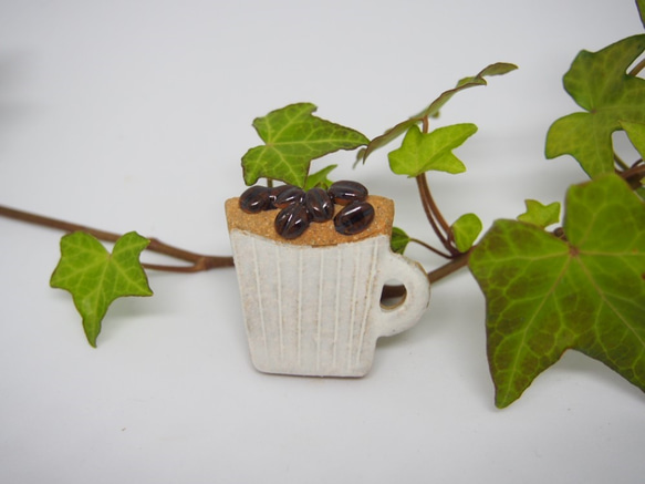 ブローチ  コーヒー豆と白マグ  カフェオレ ver. 3枚目の画像