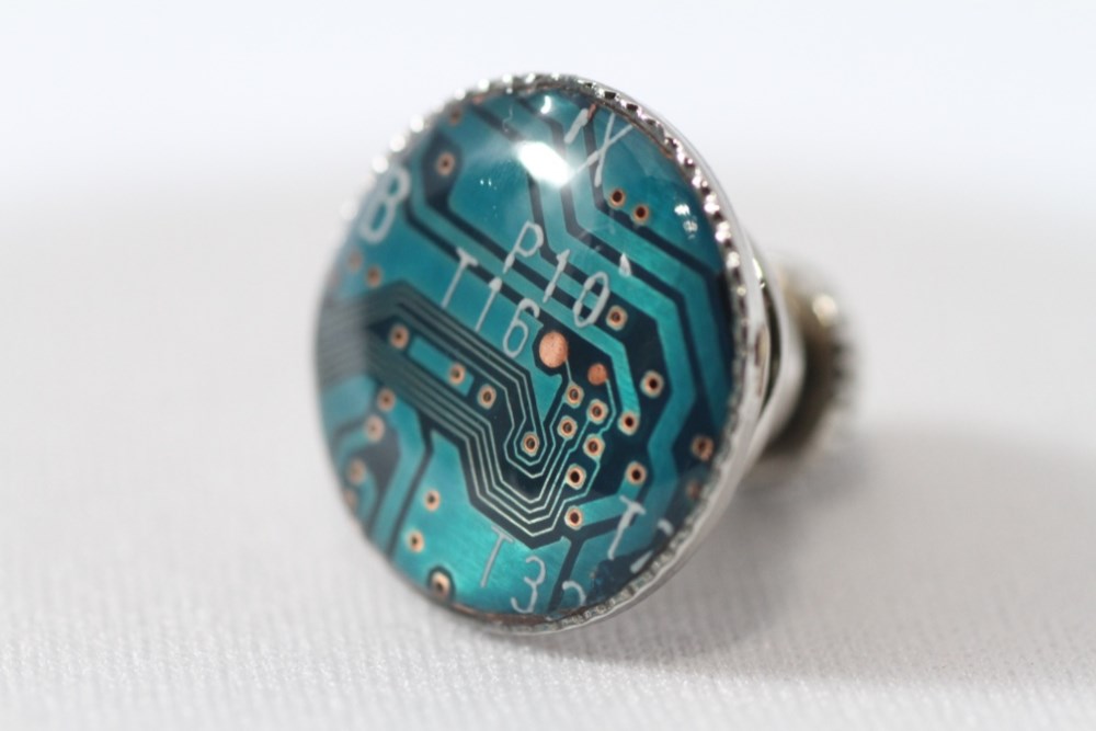 サファイア基板のブローチ