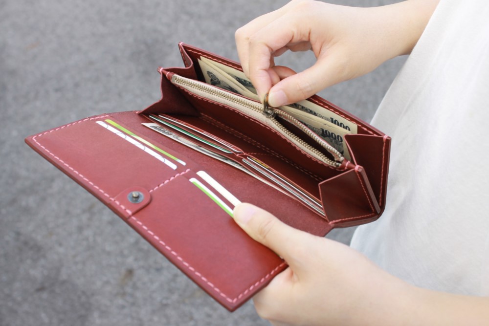 本革のシンプルな長財布