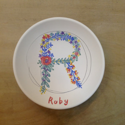 手繪小瓷盤-字母R（客製化、姓名） 第2張的照片