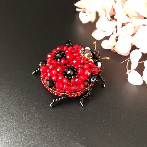 ビーズ刺繍ブローチ〜てんとう虫〜 ブローチ アトリエFukiko