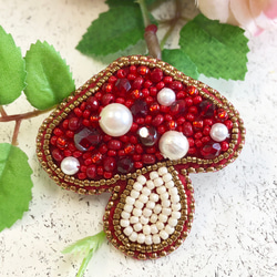 ビーズ刺繍ブローチ〜キノコ赤 ブローチ アトリエFukiko 通販