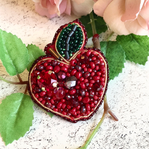 ビーズ刺繍ブローチりんごハンドメイド