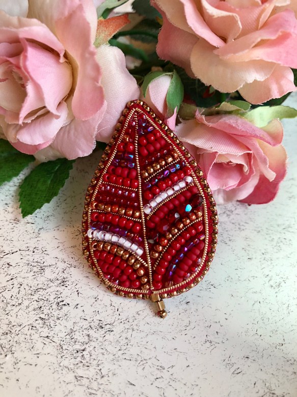 ビーズ刺繍ブローチ〜葉っぱ:赤4 ブローチ アトリエFukiko 通販