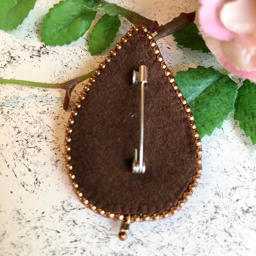 ビーズ刺繍ブローチ〜葉っぱ:赤4 ブローチ アトリエFukiko 通販
