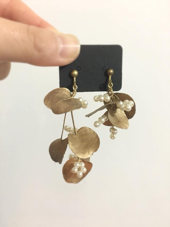 金葉珍珠花串耳環 [一長一短] 　乾燥花耳環/耳夾/耳勾 第1張的照片