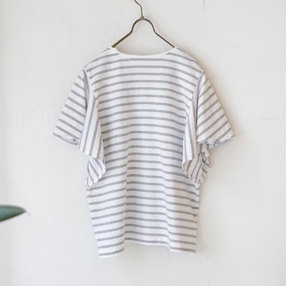 愛琴海棉質橫條紋花邊袖上衣（gray × white) 第3張的照片