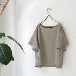 ラスト1点！ ★SALE 50%OFF★ ゆったりサイズのフリル袖トップス "grayish green" 4枚目の画像