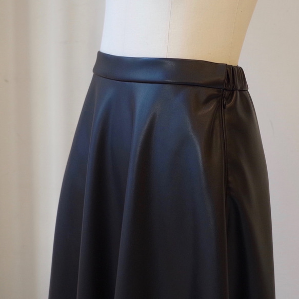 &lt;最後一點！ ＞仿皮革的簡單喇叭形長裙“黑色” 第7張的照片