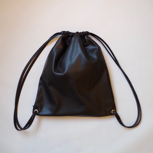 ラスト1つ＞フェイクレザーのシンプルなナップサック ”black
