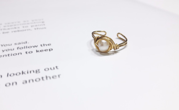 戒指◎珍珠繞線可調式黃銅戒指 第4張的照片
