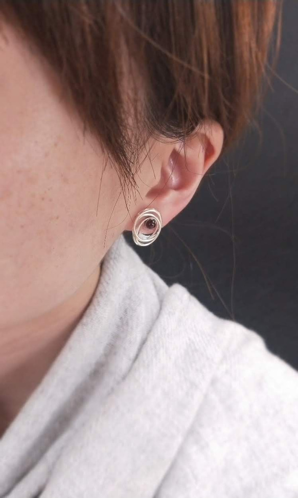耳環。簡約隨興珍珠*紅石榴石*孔雀石樹脂耳針耳夾 第7張的照片