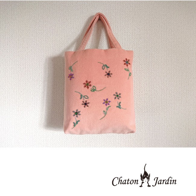 ちょっと出かける時にちょうどいいサイズ。ぼってりとしたカシミヤ生地を使用したビーズ刺繍トートバッグ