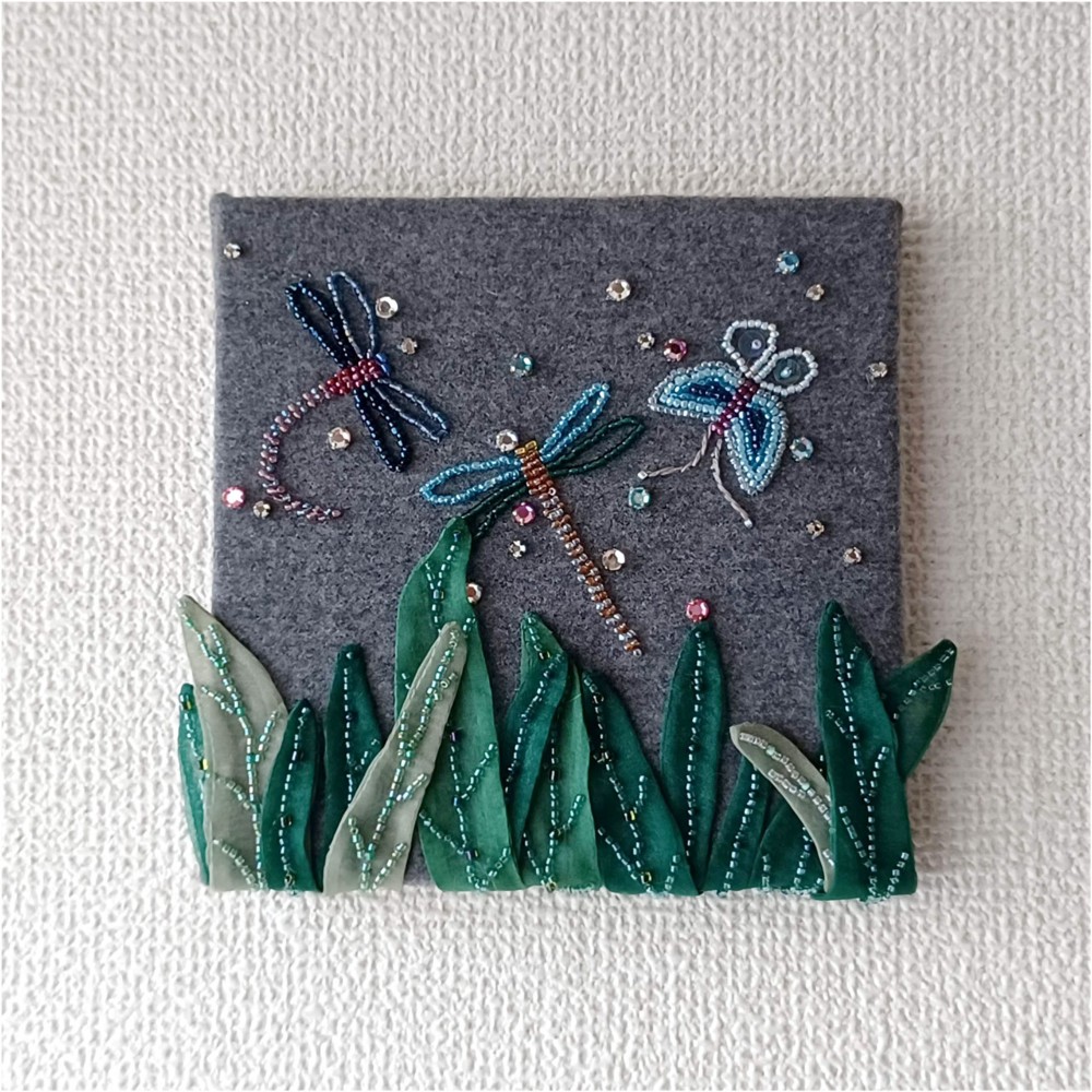 トンボと蝶のビーズ刺繍アップリケ―ファブリックパネル