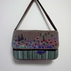 カシミヤにモネの庭をイメージしてビーズ刺繍をした絵画のようなバッグ 5枚目の画像