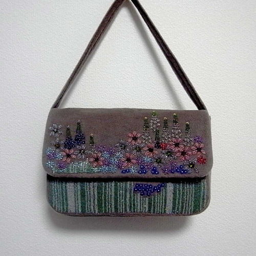 カシミヤにモネの庭をイメージしてビーズ刺繍をした絵画のようなバッグ