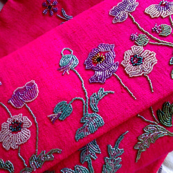 鮮やかなネオンカラー、ショッキングピンクのインドシルクにポピーの花をビーズ刺繍したバッグ　☆送料無料 2枚目の画像