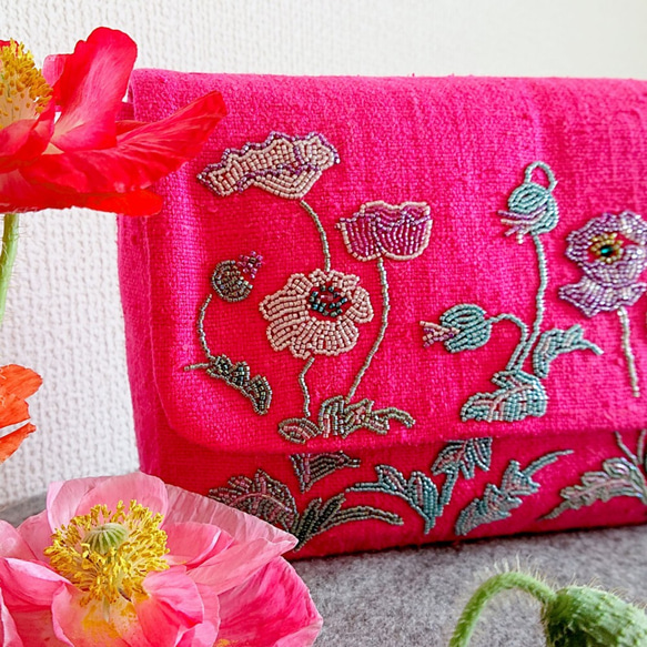 鮮やかなネオンカラー、ショッキングピンクのインドシルクにポピーの花をビーズ刺繍したバッグ　☆送料無料 3枚目の画像