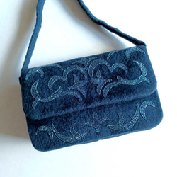 カシミヤにクラシカルなデザインをビーズ刺繍をしたロマンチックなバッグ　　☆送料無料 1枚目の画像