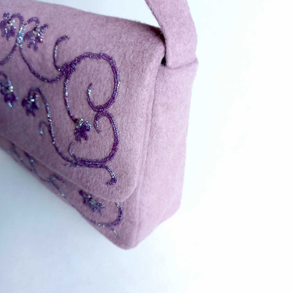 カシミヤに曲線のきれいな蔦のデザインをビーズ刺繍をしたロマンチックなバッグ　　☆送料無料 2枚目の画像