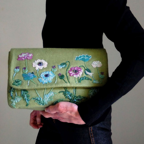 落ち着いたグリーンのインドシルクにポピーの花をビーズ刺繍したバッグ　　☆送料無料 1枚目の画像