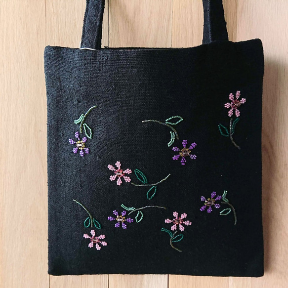 ちょっと出かけるその時も 気分が上がる ⤴ シルクのビーズ刺繍