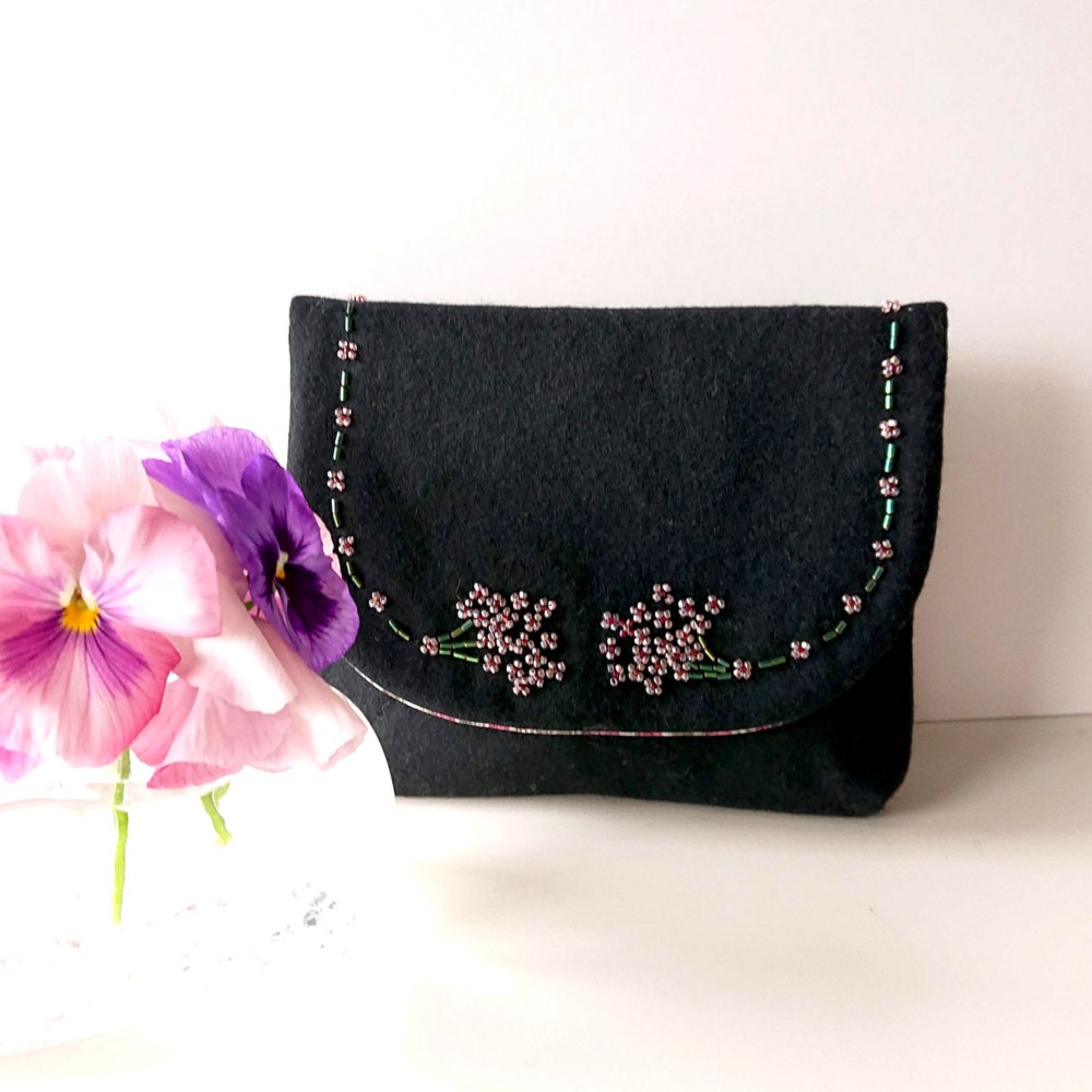 可愛いピンクの花束のビーズ刺繍のボタン付きポーチ。♥ギフト♥