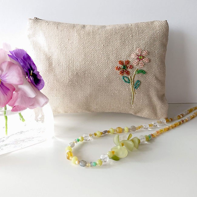 お花のビーズ刺繍のポーチとお花のアクセントがラブリーなネックレス　♥ギフト♥