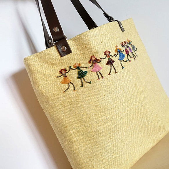 アイボリー ビーズ刺繍 トートバッグ 丁度いいサイズ。明るいイエローに可愛い女の子のビーズ刺繍の