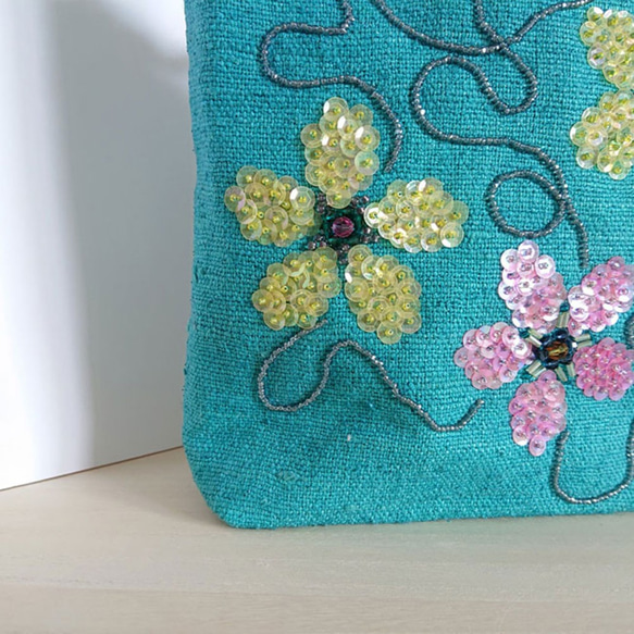 ちょこんと可愛いおすましバッグ。晴れやかなグリーンに花のビーズ刺繍で華やぐプチバッグ。 3枚目の画像