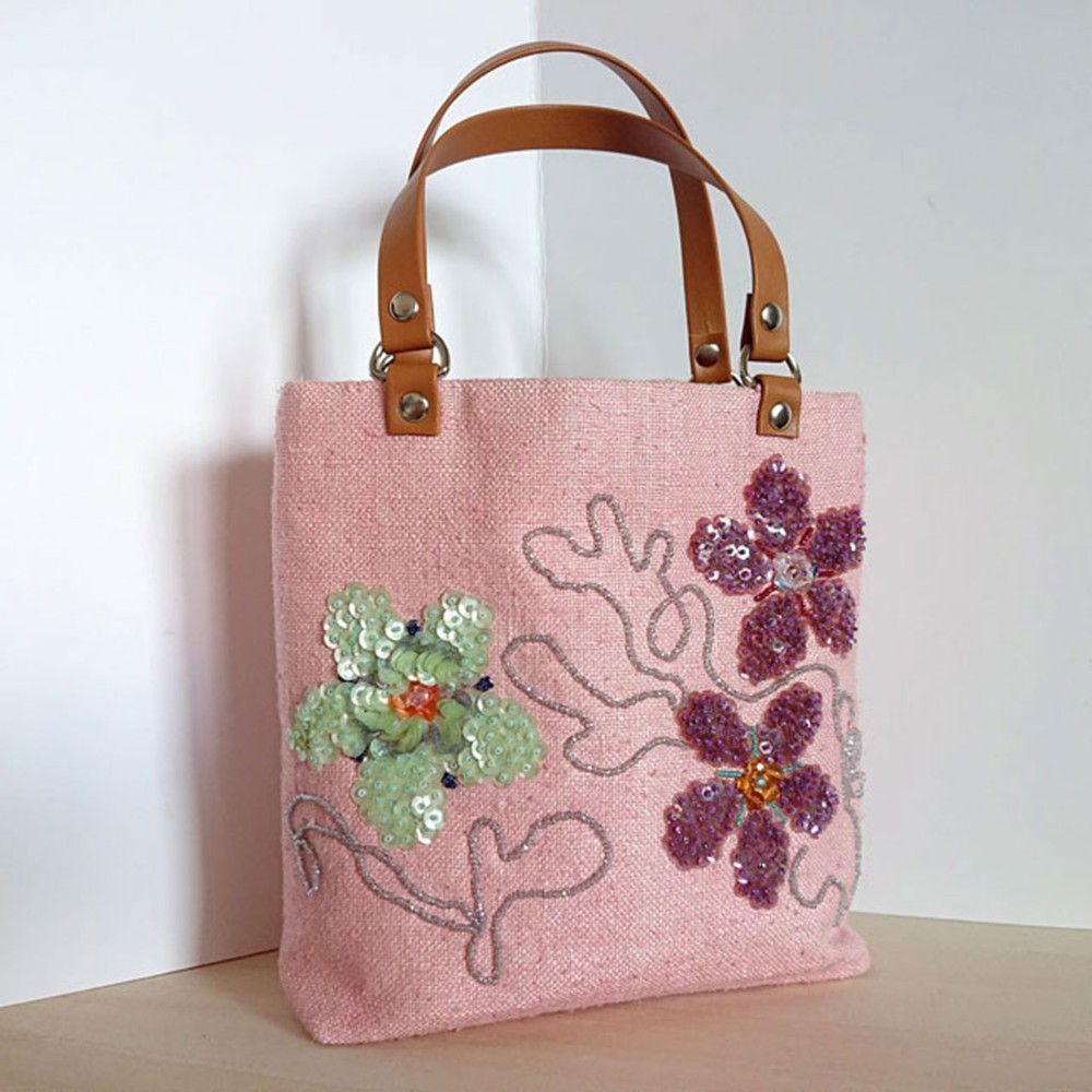 がま口付♪ 可愛いピンクの花柄グラニーバッグ つまみ細工風ブローチがワンポイント がま口付♪ 可愛いピンクの花柄グラニーバッグ つまみ細工風