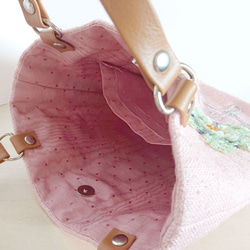 ちょこんと可愛いおすましバッグ。上品なピンクに花のビーズ刺繍で華やぐプチバッグ。 2枚目の画像