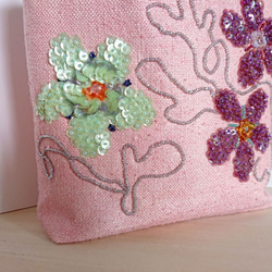 ちょこんと可愛いおすましバッグ。上品なピンクに花のビーズ刺繍で華やぐプチバッグ。 3枚目の画像