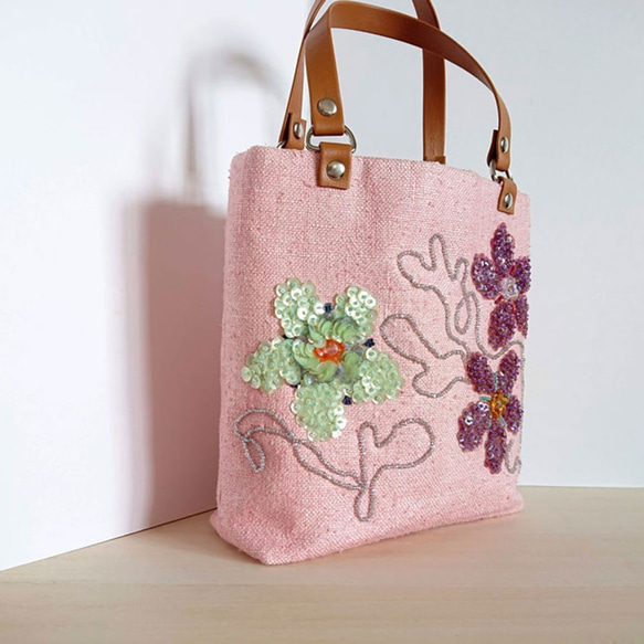 ちょこんと可愛いおすましバッグ。上品なピンクに花のビーズ刺繍で華やぐプチバッグ。 4枚目の画像