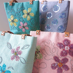 ちょこんと可愛いおすましバッグ。上品なピンクに花のビーズ刺繍で華やぐプチバッグ。 5枚目の画像