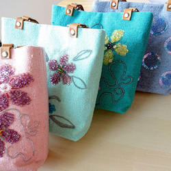 ちょこんと可愛いおすましバッグ。上品なピンクに花のビーズ刺繍で華やぐプチバッグ。 6枚目の画像