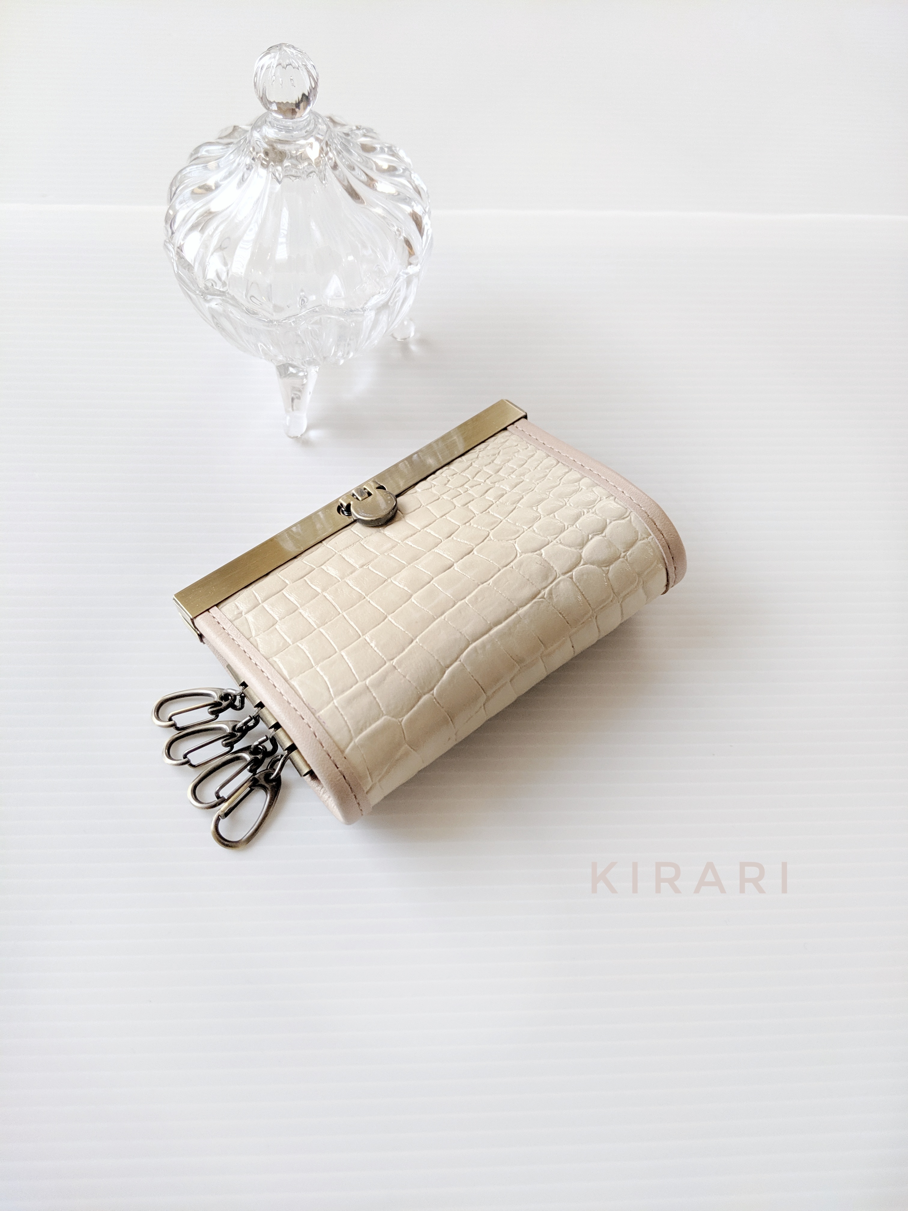 スマートキー＆カード収納◎ ベージュ型押し本革キーケース｜Dカン・ストラップ対応可  直線口金キーケース