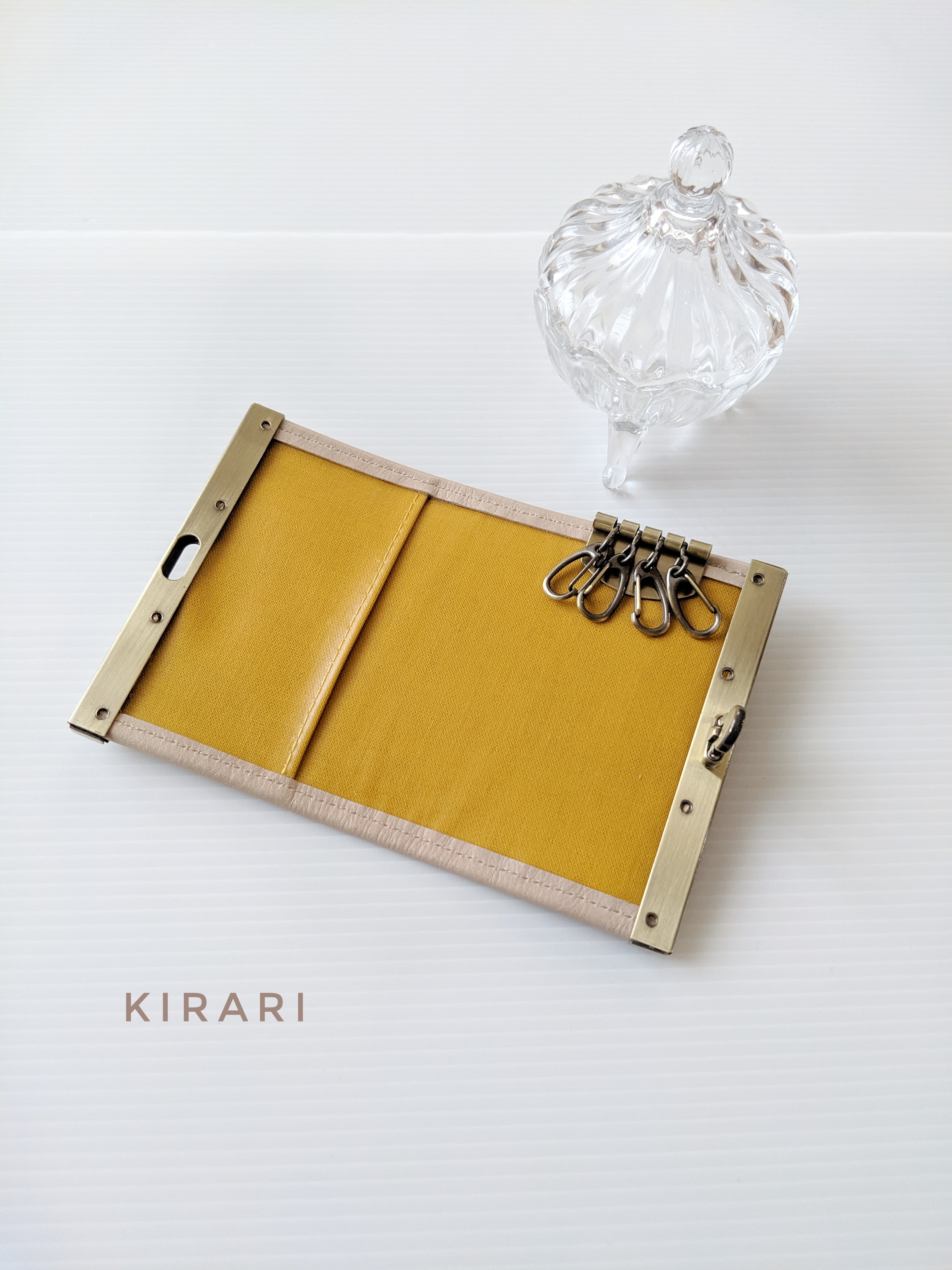 スマートキー＆カード収納◎ ベージュ型押し本革キーケース｜Dカン・ストラップ対応可  直線口金