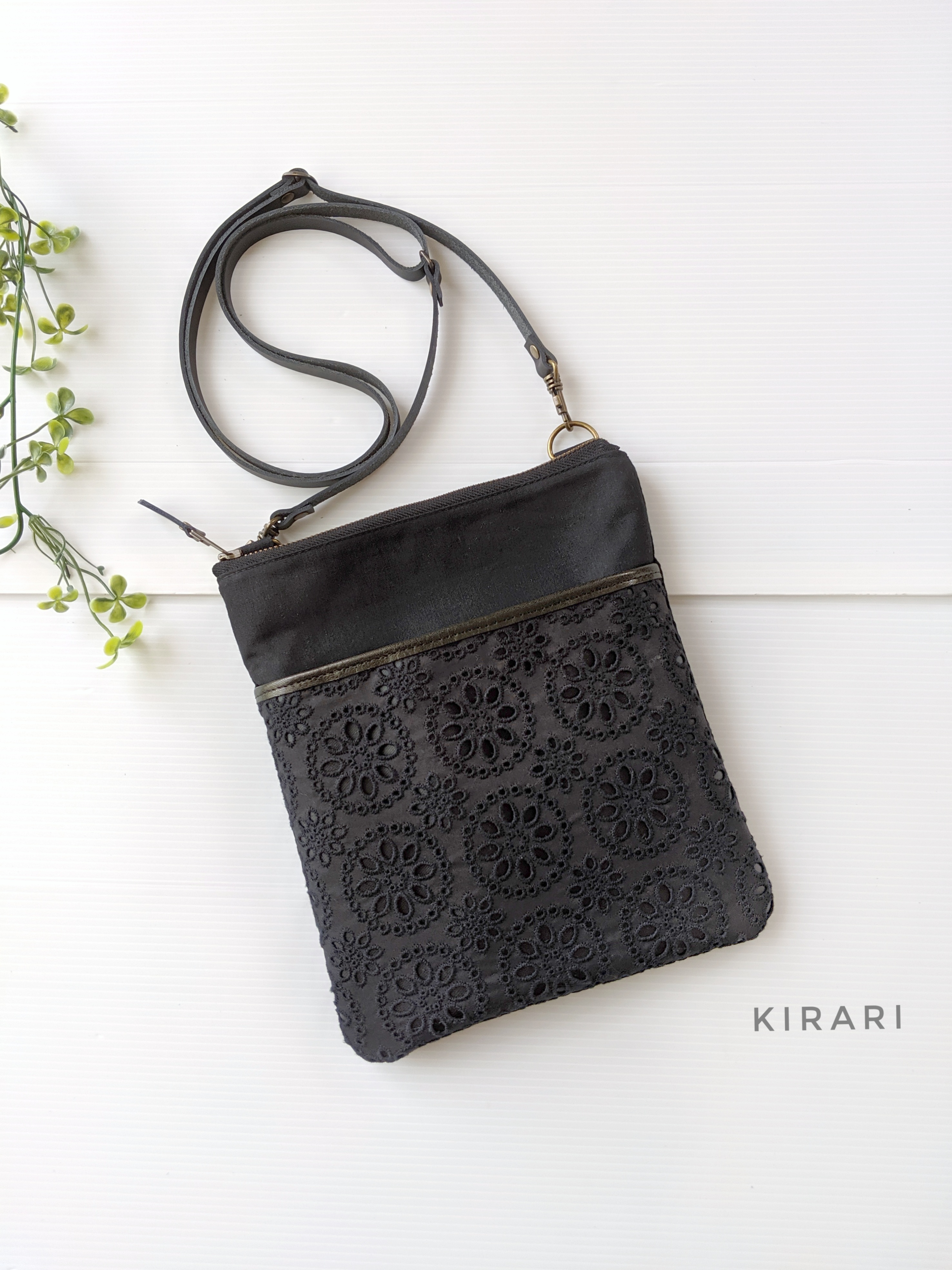 コンパクトな縦型*♡斜めがけショルダーつき♪レースのサコッシュ　黒色帆布