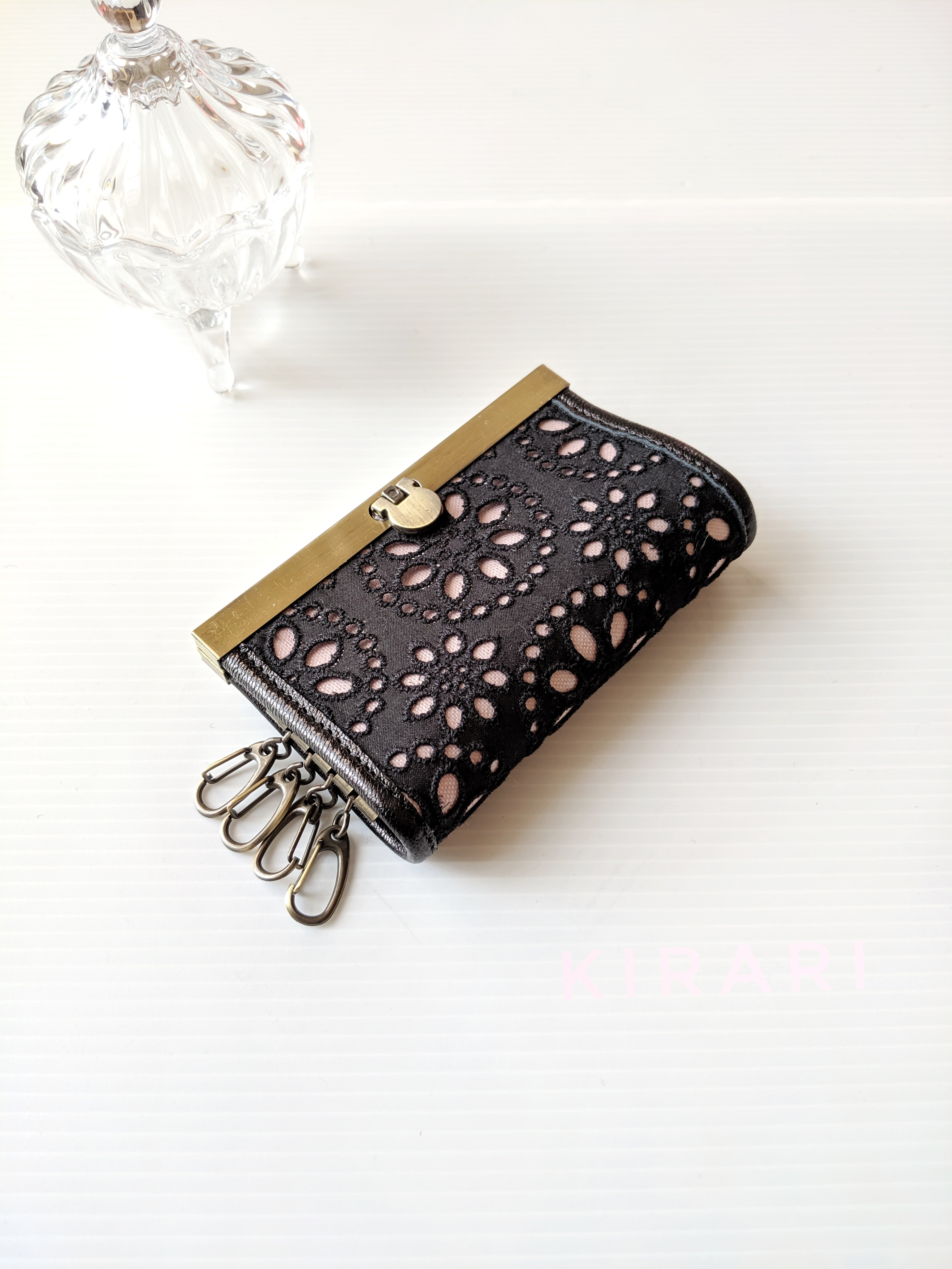 【甘すぎない、大人のための】黒レース×さくらピンク スマートキー＆カード収納◎ 本革ふちどり キーケース｜ビニコ／軽量