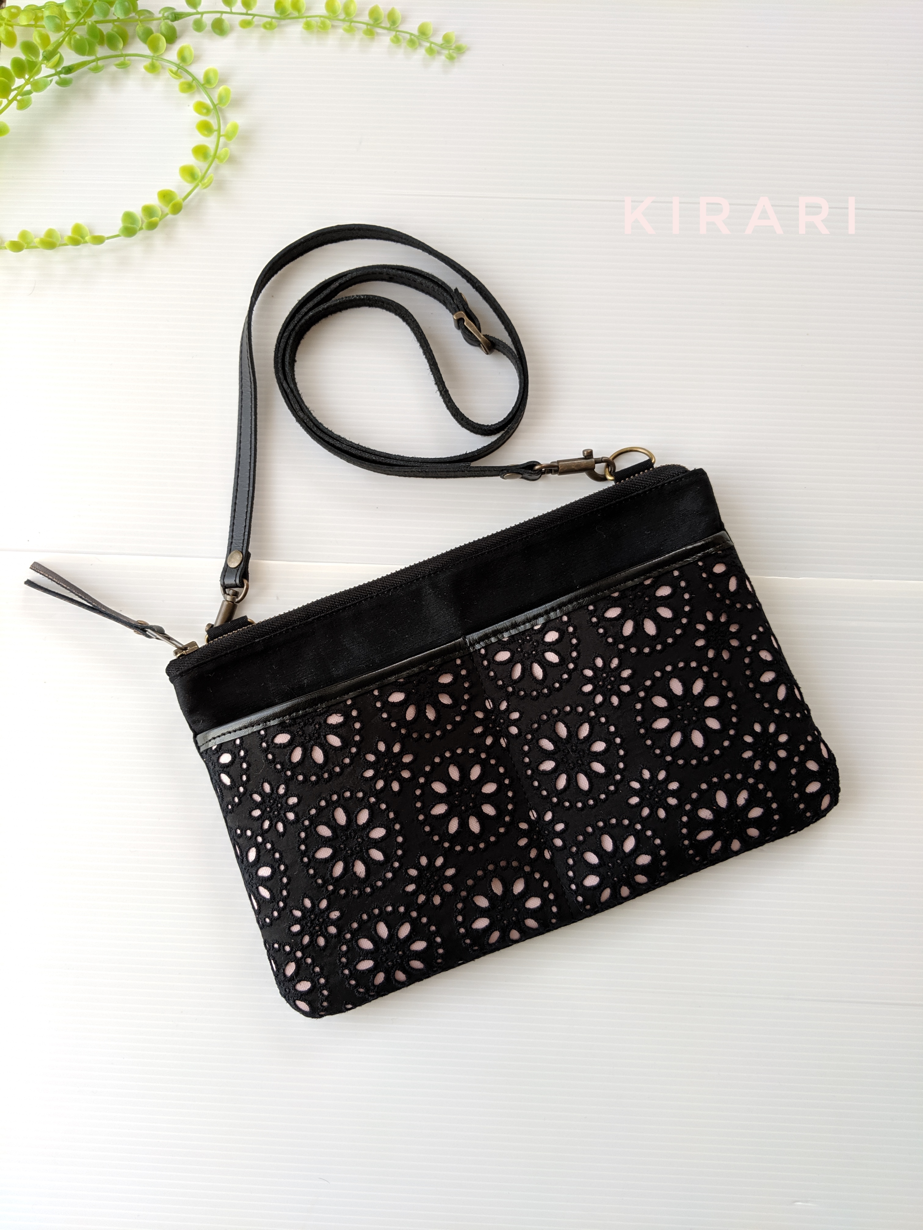 【甘すぎない、大人のための】超軽量ポシェット / 黒レースポケット / 旅やバッグインバッグ / 黒色帆布/さくらピンク