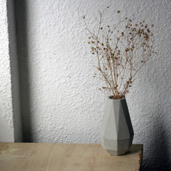 大きな水滴|セメントの幾何学的な花の乾燥した花瓶 7枚目の画像