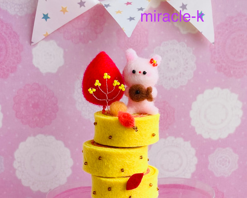 ミニサイズ・秋に包まれてたい焼きくんを持ったピンクうさぎさん