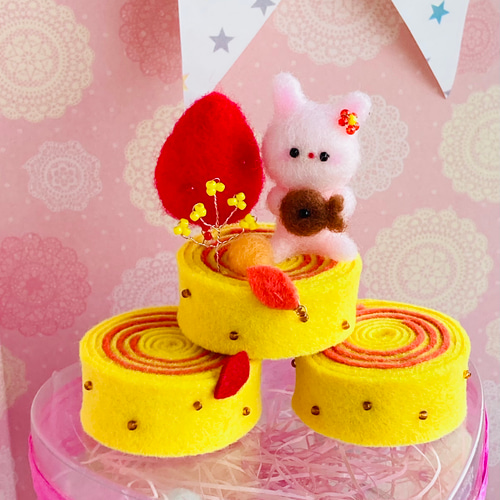ꨄMiria✿ ページ♡autumn♡秋♡キノコ気球♡ピンク♡羊毛フェルト ミニサイズ・秋に包まれてたい焼きくんを持ったピンクうさぎさん