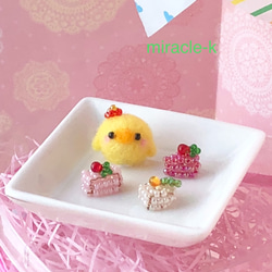 ヒヨコちゃん、お皿の上でケーキパーティー 1枚目の画像