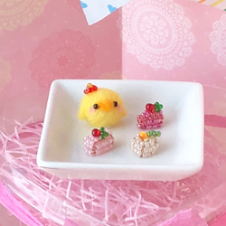 ヒヨコちゃん、お皿の上でケーキパーティー 2枚目の画像
