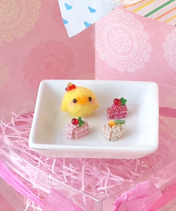 ヒヨコちゃん、お皿の上でケーキパーティー 2枚目の画像