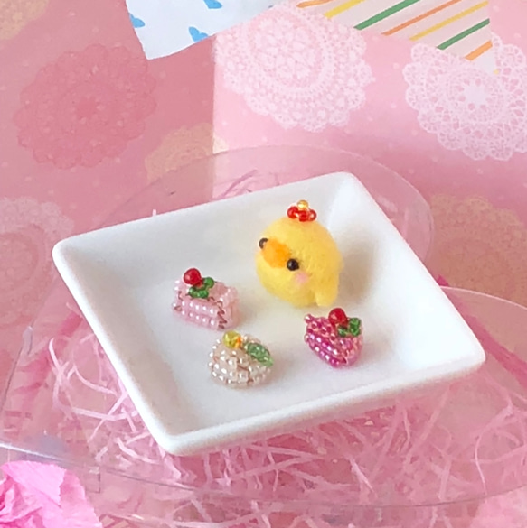 ヒヨコちゃん、お皿の上でケーキパーティー 3枚目の画像