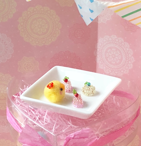 ヒヨコちゃん、お皿の上でケーキパーティー 4枚目の画像